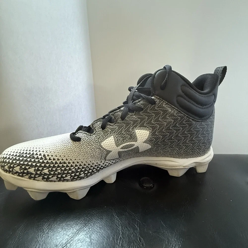 Men's Under Armour Spotlight Football‎ Cleats Sz 10 Black White 3026339-001 EUC